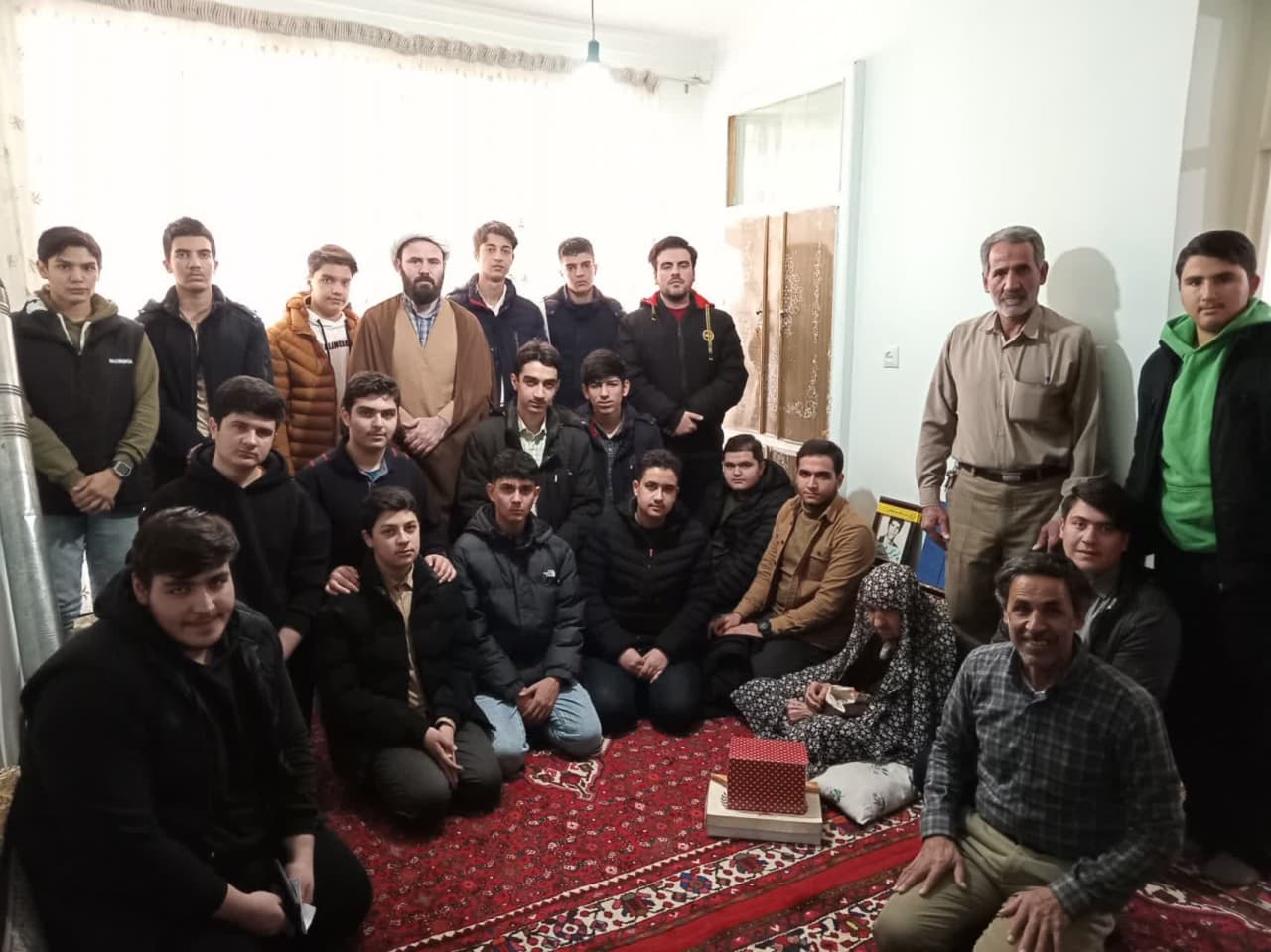 حضور تعدادی از دانش آموزان دبیرستان شهید مدنی در منزل شهید_زنگنه