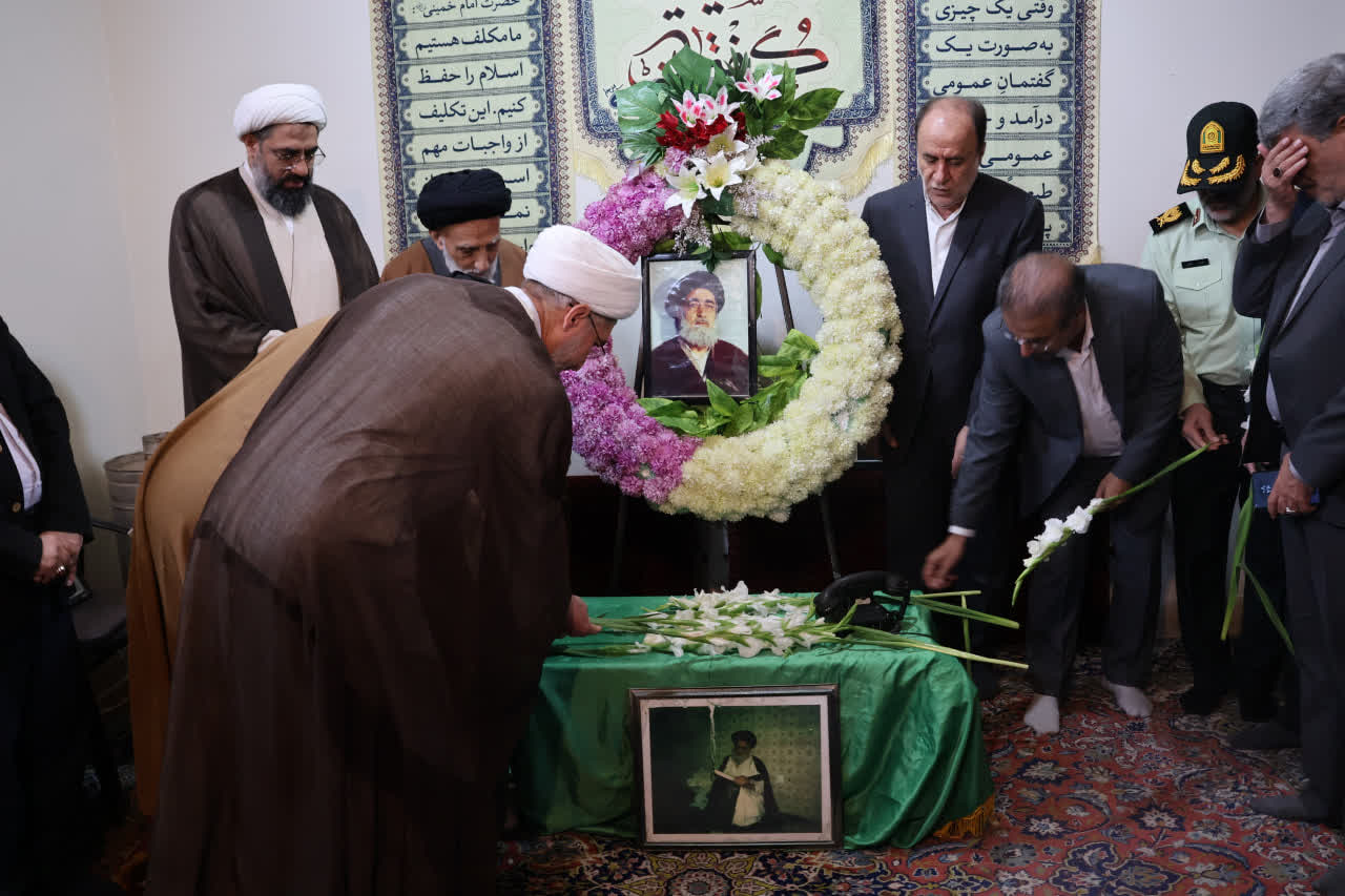 مراسم ادای احترام در بیت شهید مدنی برگزار شد