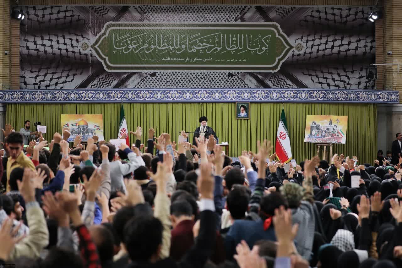 دیدار دانش آموزان دبیرستان شهید مدنی با مقام معظم رهبری