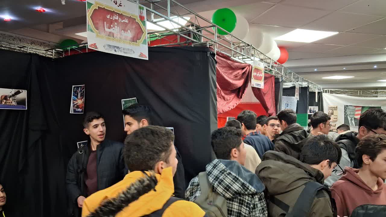 افتتاح نمایشگاه دانش‌آموزی «مدرسه انقلاب»